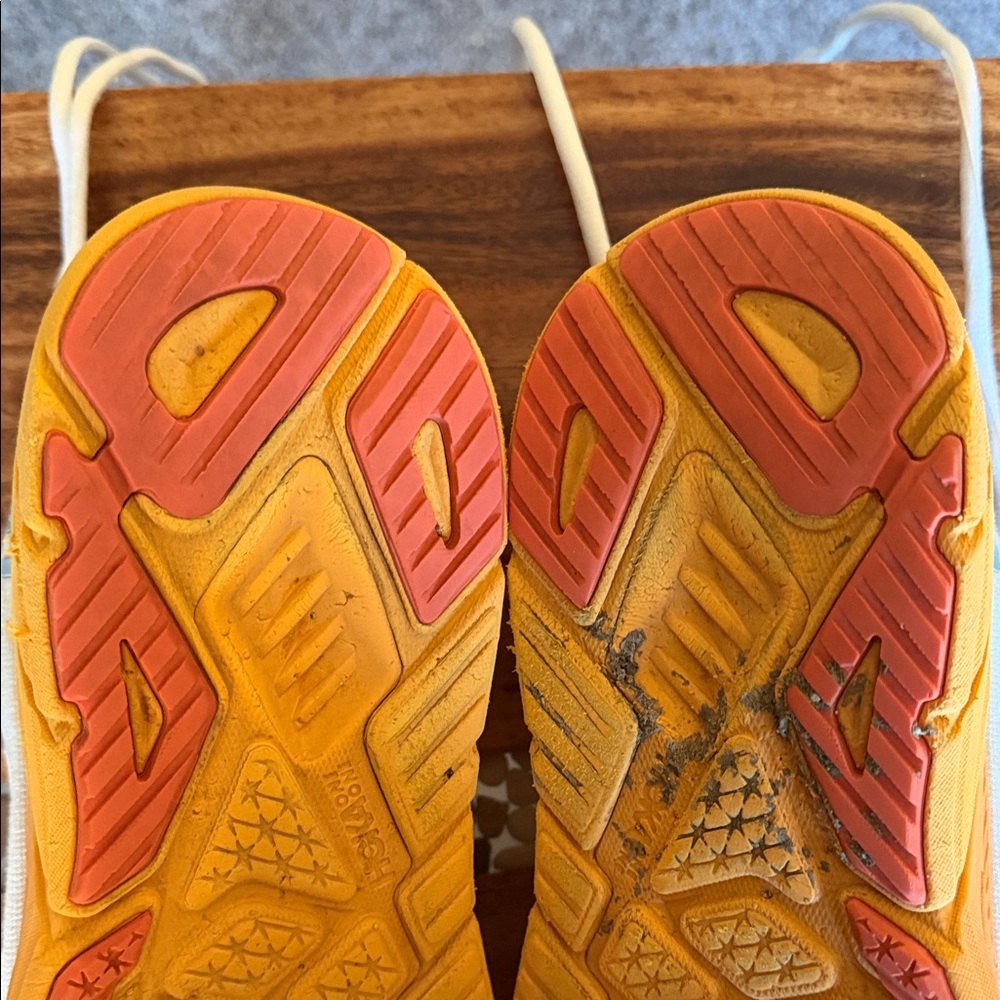 Hoka Arahi 6 size 7.5 Wide White and Peach Athletic Shoes - Picture 7 of 7